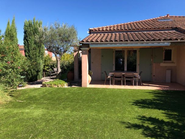 Golf de Roquebrune: maison T3, piscine, jardin Maison avec jardin verdoyant et terrasse sous un ciel bleu clair.