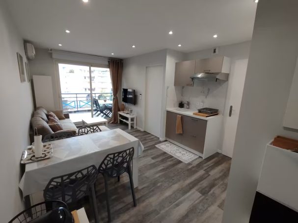 Port Fréjus : terrasse, plage à 5', wifi, clim Intérieur moderne d'un appartement avec salon, cuisine et balcon lumineux.