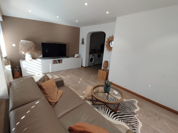 Hyères : 2 chambres, bord de mer, jardin Salon moderne avec canapé, télévision, table basse et décoration chaleureuse.