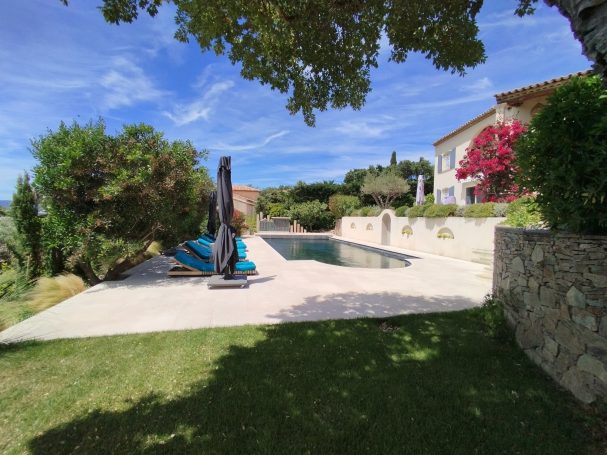 Grimaud: luxueuse villa T6, piscine, vue mer Maison avec piscine, sculptures et jardin fleuri ensoleillé.