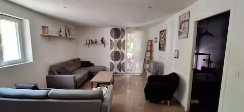 Spacieux T3 : proche gare et centre ancien, clim Salon moderne avec canapé, table basse et décor minimaliste, lumière naturelle.